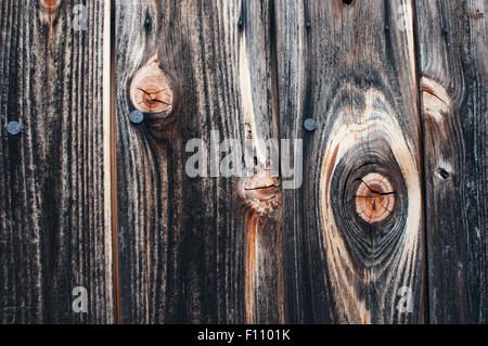 Verwitterte Holzbretter auf der Seite einen Schuppen in Japan. Stockfoto