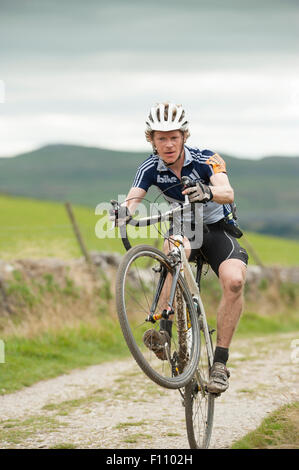 Ein Fahrer in den drei Gipfeln Cyclocross in den Yorkshire Dales National Park. Stockfoto