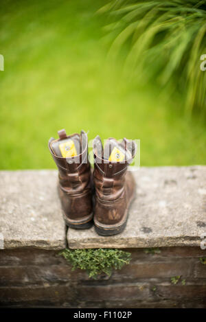 Ein paar Stiefel von alten im Garten. Stockfoto