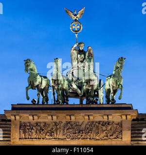 Nachtansicht des bronze-Quadriga (von vier Pferden gezogenen Wagen) oben auf dem Brandenburger Tor am Pariser Platz, Berlin, Deutschland Stockfoto