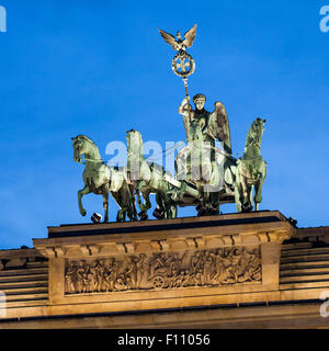 Nachtansicht des bronze-Quadriga (von vier Pferden gezogenen Wagen) oben auf dem Brandenburger Tor am Pariser Platz, Berlin, Deutschland Stockfoto