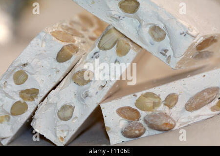 Traditionelle italienische Torrone Nougat mit Haselnüssen Stockfoto