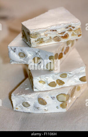 Traditionelle italienische Torrone Nougat mit Haselnüssen Stockfoto