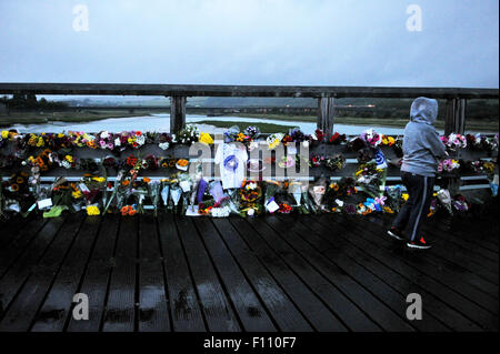 Shoreham, Sussex, UK. 24. August 2015.  Tausende von Blumen und Hommagen links auf die alte Maut-Brücke bei Shoreham heute Abend für die Opfer der Shoreham Airshow Absturz elf Menschen stirbt vermutlich sind nach ein Hawker Hunter-Jet auf der A27 während ein Display auf der Shoreham Airshow abgestürzt haben am vergangenen Samstag Credit: Simon Dack/Alamy Live News Stockfoto