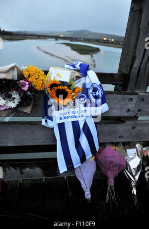 Shoreham, Sussex, UK. 24. August 2015.  Tausende von Blumen und Hommagen links auf die alte Maut-Brücke bei Shoreham heute Abend für die Opfer der Shoreham Airshow Absturz elf Menschen stirbt vermutlich sind nach ein Hawker Hunter-Jet auf der A27 während ein Display auf der Shoreham Airshow abgestürzt haben am vergangenen Samstag Credit: Simon Dack/Alamy Live News Stockfoto