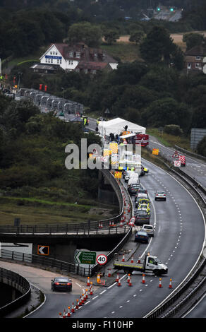 Shoreham, Sussex, UK. 24. August 2015. Die Szene des Shoreham Airshow crash auf der A27 unterwegs in Sussex heute Abend als Notfall Dienstleistungen weiterhin den Unfall, wo 11 Menschen gestorben sind, zu untersuchen. Pilot Andrew Hill prallte mit seinem 1950er Hawker Hunter Jet auf einer viel befahrenen Schnellstraße. Die Straße wird voraussichtlich bis mindestens Samstag: Simon Dack/Alamy Leben Nachrichten geschlossen werden. Stockfoto