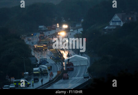 Shoreham, Sussex, UK. 24. August 2015. Die Szene des Shoreham Airshow crash auf der A27 unterwegs in Sussex heute Abend als Notfall Dienstleistungen weiterhin den Unfall, wo 11 Menschen gestorben sind, zu untersuchen. Pilot Andrew Hill prallte mit seinem 1950er Hawker Hunter Jet auf einer viel befahrenen Schnellstraße. Die Straße wird voraussichtlich bis mindestens Samstag: Simon Dack/Alamy Leben Nachrichten geschlossen werden. Stockfoto