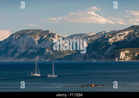 Cala Gonone, Dorgali, Sardinien, Italien, 7/2015. Segelboote auf Kreuzfahrt entlang der felsigen Küste von den berühmten und ruhigen Orosei Golf. Stockfoto