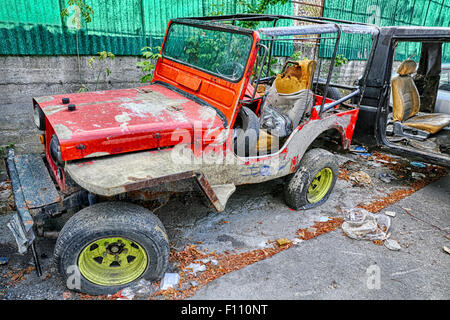 Alte verlassene rostrot gefärbt Jeep auf einem Schrottplatz in Hdr, hohem Dynamikumfang bearbeitet Stockfoto