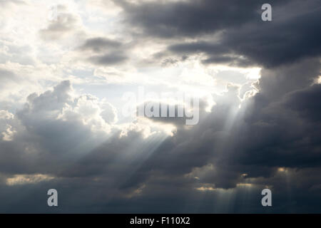 Sonnenstrahlen durchscheinen dunkle Wolke Stockfoto