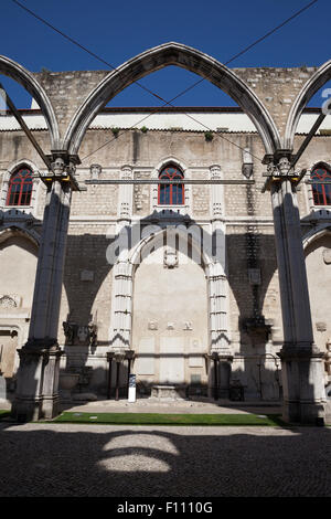 Ruinen des 14. und 15. Jahrhundert gotische Kirche Igreja do Carmo in Lissabon, Portugal, beschädigt durch das Erdbeben im Jahre 1755. Stockfoto