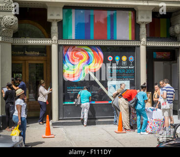 Potentielle Mitarbeiter für Dylan's Candy Bar' s Union Square Store füllen Sie Anwendungen vor dem bald eröffnet Store in New York auf Donnerstag, 20. August 2015. Dylan's Candy Bar verkauft von Dylan Lauren gegründet, mehr als 7500 Konfekt, einschließlich ihrer eigenen private-Label und nostalgische Süßigkeiten in 11 Standorten und online. (© Richard B. Levine) Stockfoto