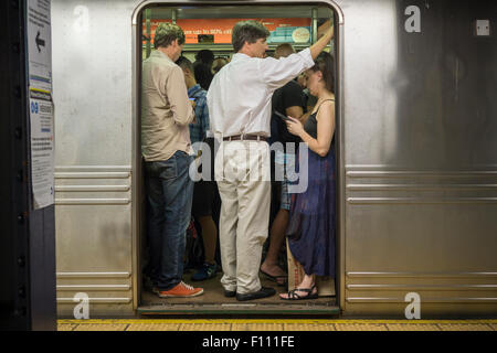 Drängen sich Passagiere in einer u-Bahn in der Times Square Station am Dienstag, 18. August 2015 in New York. (© Richard B. Levine) Stockfoto