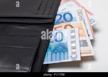 Euro-Banknoten in Handtasche Stockfoto