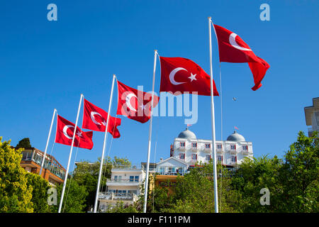 Türkische Flaggen in Buyukada, Prinzeninseln, in der Nähe von Istanbul, Türkei, 2015 Stockfoto