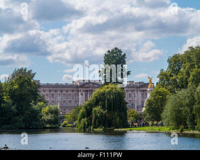 Die Victoria Monument und dem Buckingham Palace, gesehen aus über den See im St. James Park, London Stockfoto