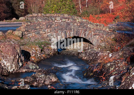 Ashness Brücke.  Ashness Brücke ist ein buckligen Rücken Brücke Kreuzung Barrow Beck in der Nähe von Derwentwater im englischen Lake District. Stockfoto