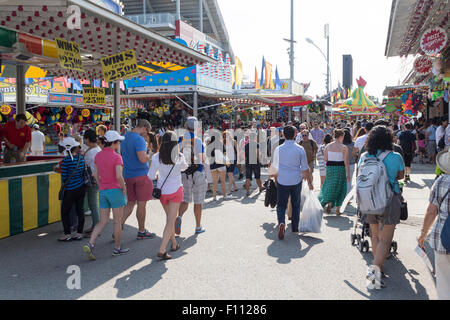 Menschen zu Fuß durch die in der Mitte an der Canadian National Exhibition in Toronto, Ontario, Kanada Stockfoto