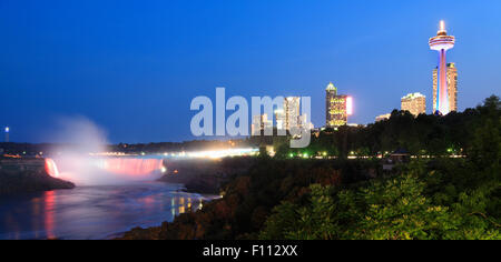 Niagarafälle-Skyline in der Abenddämmerung, Ontario, Kanada Stockfoto