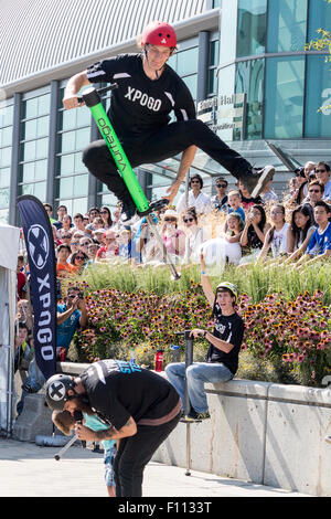 Springstöcken Stuntteam Dan Mahoney springt über ein männliches Kind und Kollege Bryan Pognant an der CNE in Toronto Ontario Kanada Stockfoto