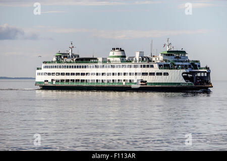 Fähre Spokane durchquert Puget Sound von Kingston nach Edmonds Washington auf einen frühen Mittsommer-Abend als Himmel & Wasser Mischung Stockfoto