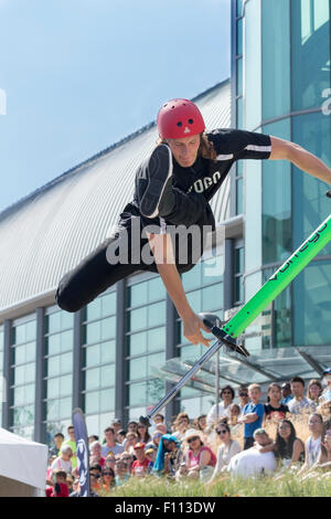 Springstöcken Stunt-Team-Mitglied kanadischen Dan Mahoney führt an der Canadian National Exhibition in Toronto, Ontario Kanada Stockfoto