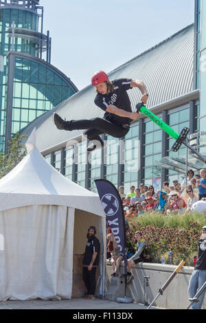 Springstöcken Stunt-Team-Mitglied kanadischen Dan Mahoney führt an der Canadian National Exhibition in Toronto, Ontario Kanada Stockfoto