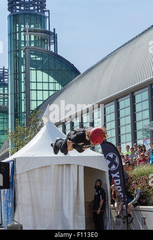 Springstöcken Stunt-Team-Mitglied Dan Mahoney führt einen Backflip auf der Canadian National Exhibition in Toronto, Ontario Kanada Stockfoto