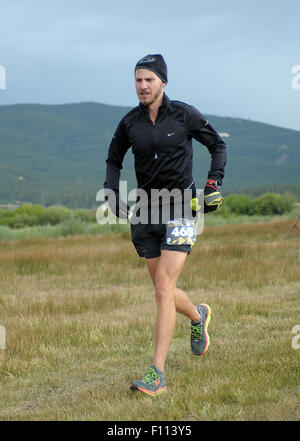 Leadville, Colorado, USA. 22. August 2015. Colorados, Jon Kuehler, verlässt die 23 Meile nach außen gebunden-Hilfe-Station während der Leadville Trail 100, Leadville, CO. © Csm/Alamy Live-Nachrichten Stockfoto