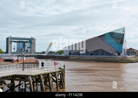 Touristen fotografieren im tiefen Aquarium an den Ufern des Humber - Hull, England, UK Stockfoto