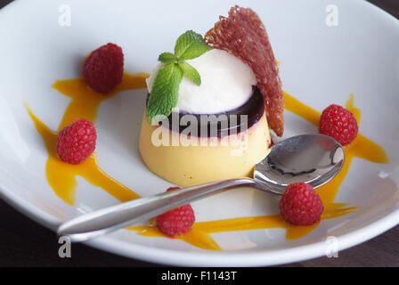 Pannacotta mit Himbeer-coulis Stockfoto