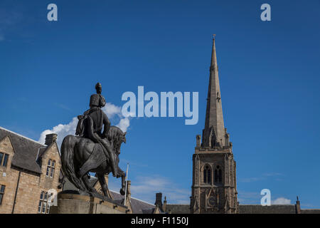 Rückseite eine Bronzestatue eines Soldaten auf Reiten mit Blick auf St.-Nikolaus-Kirche in Durham auf dem Marktplatz. Stockfoto