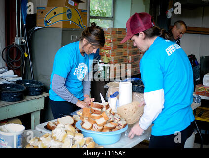 Leadville, Colorado, USA. 22. August 2015. Rennen-freiwillige vorzubereiten und zu organisieren das Essen Zelt an die Twin Lakes-Hilfe-Station während Leadville Trail 100, Leadville, CO. © Csm/Alamy Live-Nachrichten Stockfoto