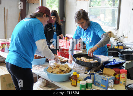 Leadville, Colorado, USA. 22. August 2015. Rennen-freiwillige vorzubereiten und zu organisieren das Essen Zelt an die Twin Lakes-Hilfe-Station während Leadville Trail 100, Leadville, CO. © Csm/Alamy Live-Nachrichten Stockfoto