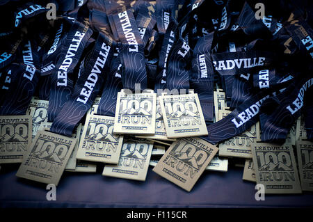 Leadville, Colorado, USA. 22. August 2015. Finisher-Medaillen erwarten Läufer am Ende der ultra Endurance Leadville Trail 100 Leadville, CO. © Csm/Alamy Live-Nachrichten Stockfoto