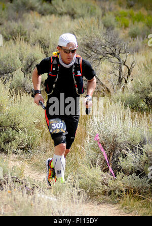 Leadville, Colorado, USA. 22. August 2015. Colorado Läufer, Trevor Emery, verhandelt das untere Salbei Pinsel-Gelände während der Leadville Trail 100, Leadville, CO. © Csm/Alamy Live-Nachrichten Stockfoto