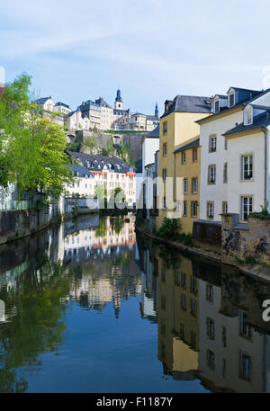 Die Alzette-Fluss fließt durch die Grund-Fläche in Luxemburg-Stadt mit dem berühmten italienischen Restaurant Mosconi, auf der rechten Seite Stockfoto