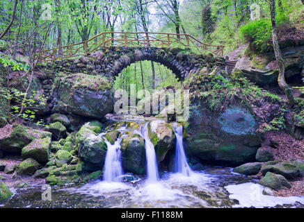 Der Schiessentumpel Wasserfall und Brücke in der Müllerthal Region in Luxemburg Stockfoto