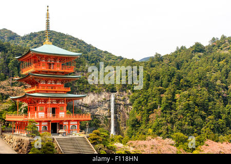 Japan, Nachikatsuura. Landschaft geschossen. Shinto vermillion Pagode, der kumano Nachi Taisha Shrine, mit dem berühmten Nachi keine taki Wasserfall hinter Stockfoto