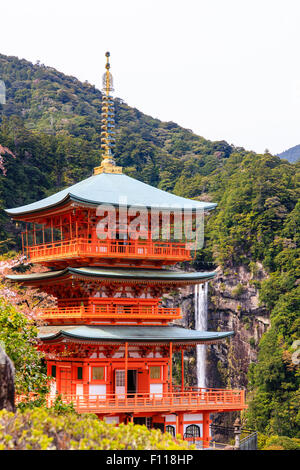 Japan, Nachikatsuura. Landschaft geschossen. Shinto vermillion Pagode, der kumano Nachi Taisha Shrine, mit dem berühmten Nachi keine taki Wasserfall hinter Stockfoto