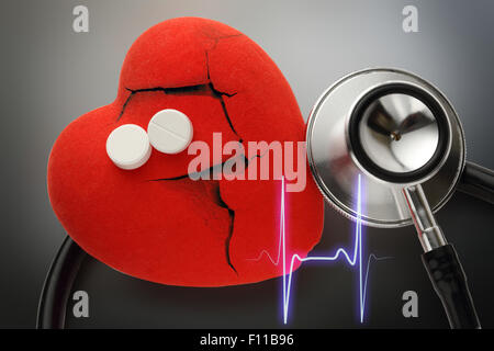 Herz, Stethoskop und Pillen auf Stahl Hintergrund Stockfoto