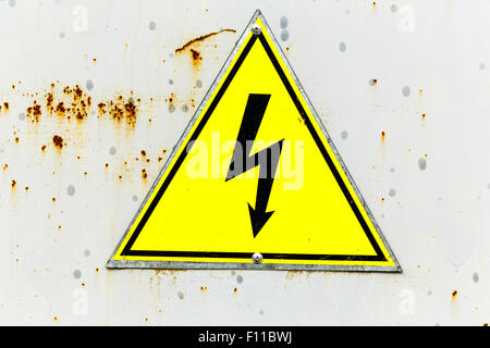 Alten gelbes Schild mit Hochspannung-Symbol Stockfoto