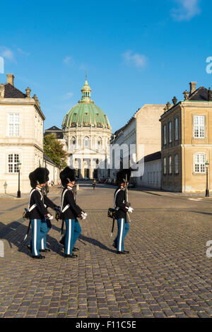 Königliche Garde, Den Kongelige Livgarde im Schloss Amalienborg, Kopenhagen, Dänemark, Europa Stockfoto