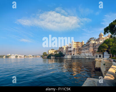 Pichola-See und City Palace in Udaipur. Udaipur, bekannt als Stadt der Seen, abgesehen von seiner Geschichte, Kultur und malerischen locati Stockfoto