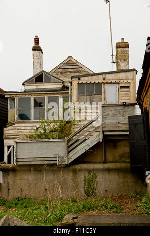 Ranmshackle Hütte am Whitstable vorne Stockfoto