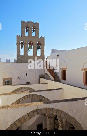 Die Glockentürme im Kloster des Heiligen Johannes in Chora, Patmos, Dodekanes, griechische Inseln, Griechenland, Europa Stockfoto