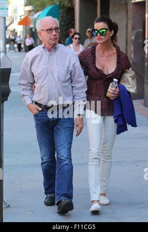 Janice Dickinson und ihrem Verlobten Dr. Robert Gerner Spaziergang zusammen mit Beverly Hills: Janice Dickinson, Dr. Robert Gerner Where: Los Angeles, California, Vereinigte Staaten von Amerika bei: 23. Juni 2015 Stockfoto