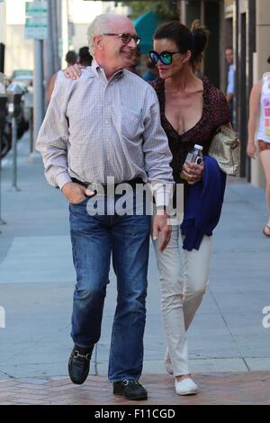 Janice Dickinson und ihrem Verlobten Dr. Robert Gerner Spaziergang zusammen mit Beverly Hills: Janice Dickinson, Dr. Robert Gerner Where: Los Angeles, California, Vereinigte Staaten von Amerika bei: 23. Juni 2015 Stockfoto