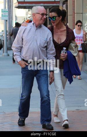 Janice Dickinson und ihrem Verlobten Dr. Robert Gerner Spaziergang zusammen mit Beverly Hills: Janice Dickinson, Dr. Robert Gerner Where: Los Angeles, California, Vereinigte Staaten von Amerika bei: 23. Juni 2015 Stockfoto