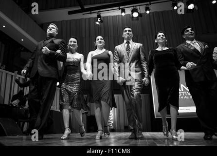 (150825) - BUENOS AIRES, 25. August 2015 (Xinhua)--chinesische Tänzerin Ping Yu (2 L) und ihre ukrainische partner Sergiy Podbolotnyy (1. L) nach der Teilnahme im Halbfinale der Weltmeisterschaft Tango in Buenos Aires, Hauptstadt von Argentinien, am 24. August 2015 zu reagieren. Tango ist grenzüberschreitend Argentiniens, wobei Asien, insbesondere China, im Sturm fegt. Das diesjährige wichtigen Wettkampf 2015 Tangofestival und World Cup, der 14. August bis 27 in Argentiniens Hauptstadt Buenos Aires stattfindet, bietet Paare aus der ganzen Welt, darunter ein paar Ukrainisch/Chinesisch. Ukrainisch-geborene Tänzerin Sergiy Stockfoto